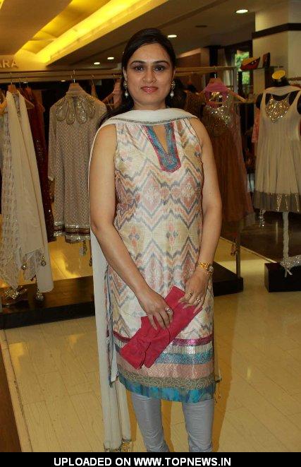 Padmini Kolhapure at Gayatri Khanna's New Collection 2010
